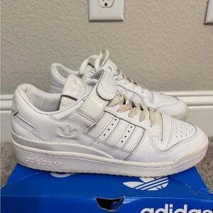 adidas forum 84 edition White Low-Top Leather Sneakers with Strap